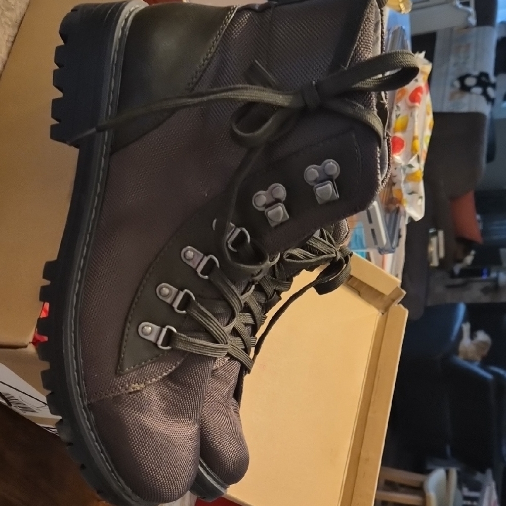 OLIVE LIKE NEW Lace-Up Hiking Boots